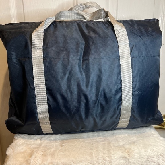 WIND BLOWS RIVER FLOWS LARGE DUFFLE LUGGAGE - Picture 4 of 12